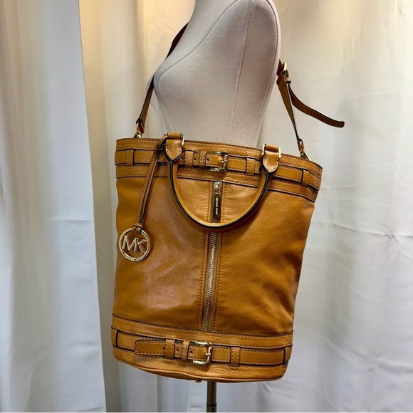 MICHAEL Michael Kors Handbags - MICHAEL Michael Kors ‘Kingsbury’ Large Bucket Tote in Tan Leather